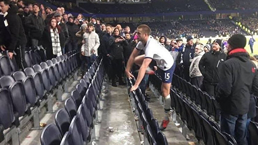 Irkçılığa dayanamadı takım arkadaşı için tribüne daldı