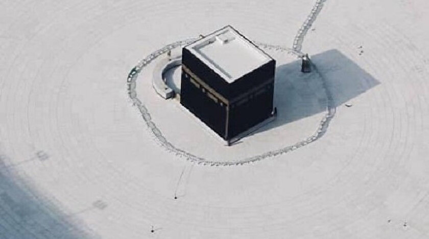 Kabe'de tavaf bir süreliğine durduruldu.