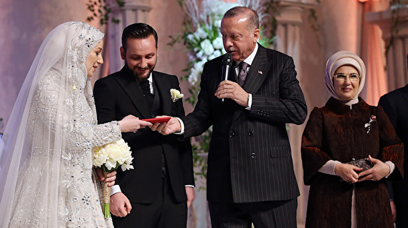 Erdoğan, evlilik cüzdanını geline verdi.