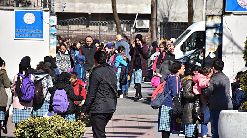 Rahatsızlanan öğrenciler hastaneye kaldırılırken, okul tatil edildi.