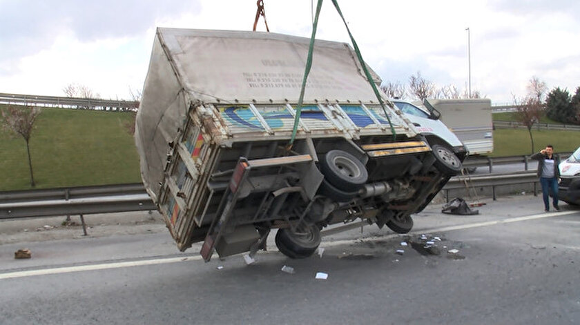Kamyonetin çekiciyle kaldırılma çalışmaları sırasında trafik Mahmutbey gişeler istikametine bir süre durduruldu.