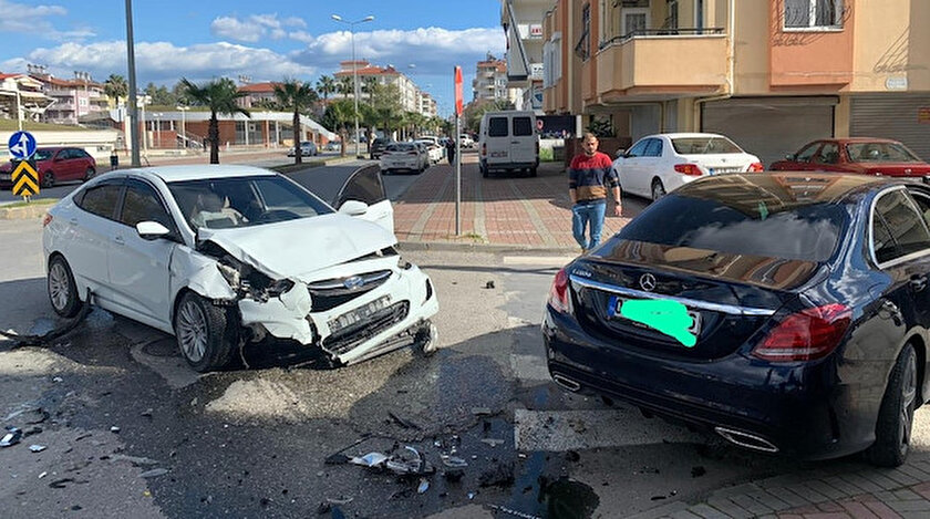 Kazaya karışan iki araç da kullanılamaz hale geldi.