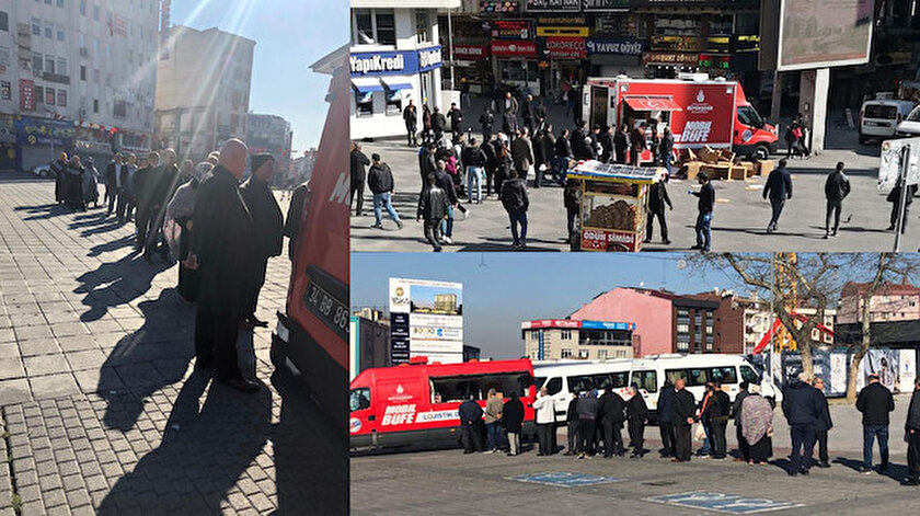 İBB meydanlarda kandil simidi dağıtınca uzun kuyruklar oluştu