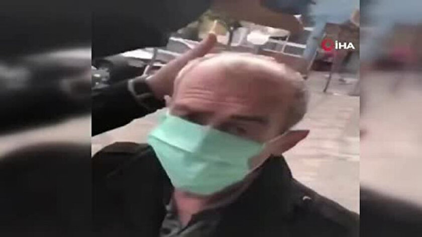 O.K, yoldan geçen yaşlı birinin kafasından aşağıya zorla kolonya döktü.
