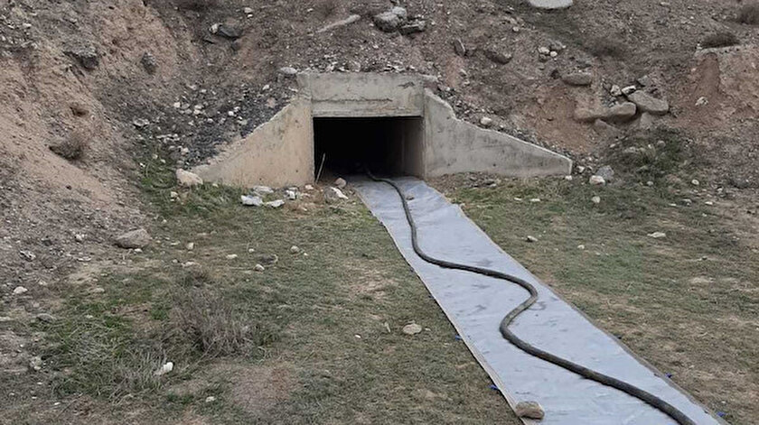 Petrol boru hattına vana takıp boru çektiler.