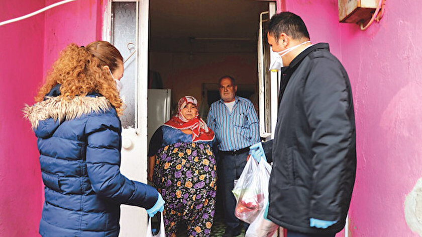 Emniyet Müdürlüğü, Jandarma Komutanlığı, yerel yönetimler, AFAD ve Kızılay ekipleri gün boyu yaşlılarımıza yardımcı oluyor.