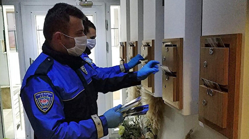 İstanbul’da ev ev dolaşan polis, koronavirüs dolandırıcılarına karşı vatandaşı uyardı