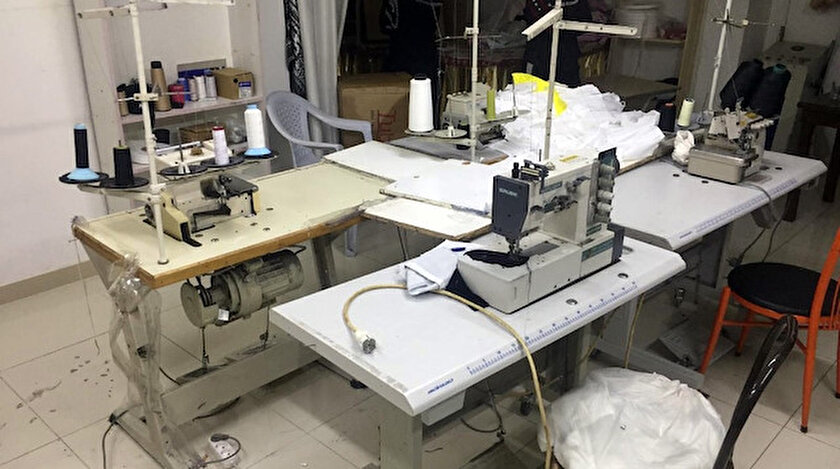 Yetkililer, sağlıksız ortamlarda maske üreten fırsatçıların ihbar edilmesi gerektiği konusunda uyarıyor.