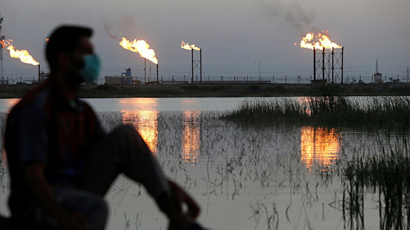 Rusya ile Suudi Arabistan'ın girdiği bilek güreşi sonrası petrol fiyatları 25 doların altına inmişti.