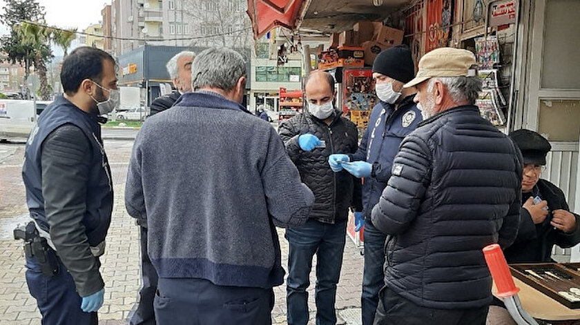 Polis ekipleri kimlik kontrolü yaptı.