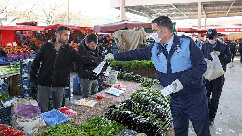 Zabıta Müdürlüğü ekipleri, pazar esnafına eldiven ve maske dağıttı.