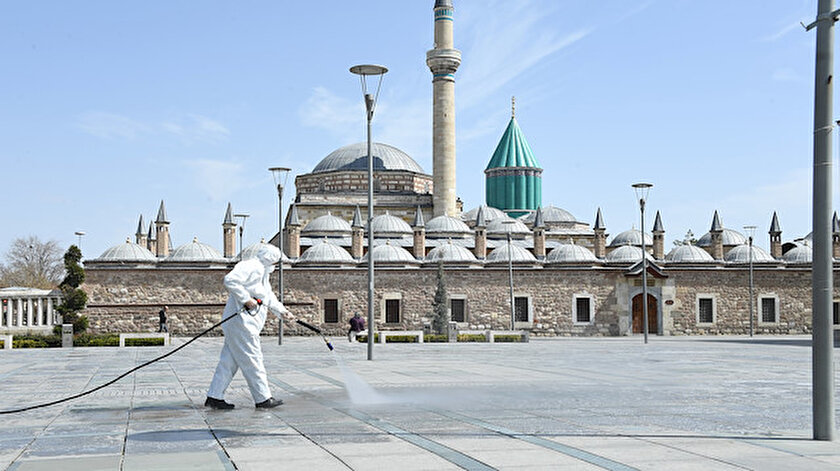Konya Büyükşehir Belediyesi koronavirüs nedeniyle dezenfeksiyon çalışmalarını sürdürüyor.