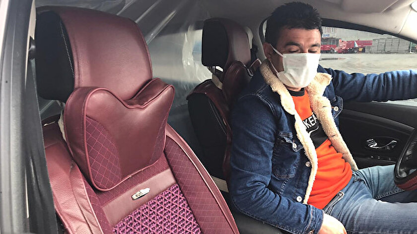 Paşa Paşaoğlu, salgına karşı taksisinde naylon ile önlem aldı.