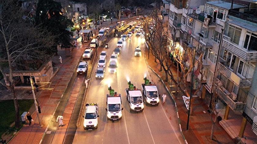 Öte yandan Bursa Büyükşehir Belediyesi, 110 bin ihtiyaç sahibi aileye bizzat evlerinde gıda, hijyen paketi ve pazar filesiyle her gün 3 kez ekmek yardımı gerçekleştiriyor.