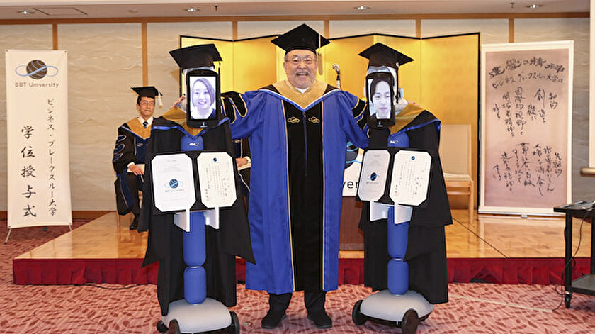 Öğrenciler gidemeyince robotlarını gönderdi.