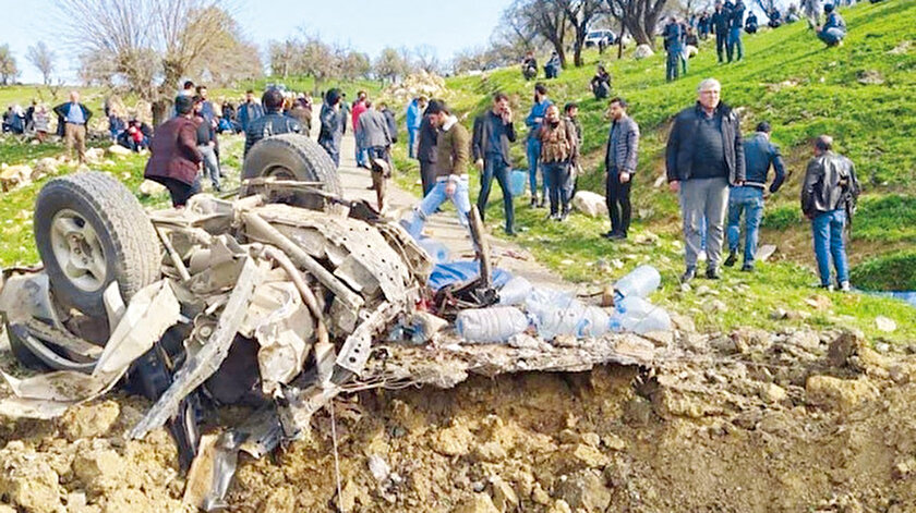 PKK’lı teröristlerin infilak ettirdiği bombanın etkisiyle işçileri taşıyan araç ikiye bölündü.