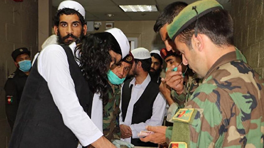 100 Taliban mahkumu serbest bırakıldı.