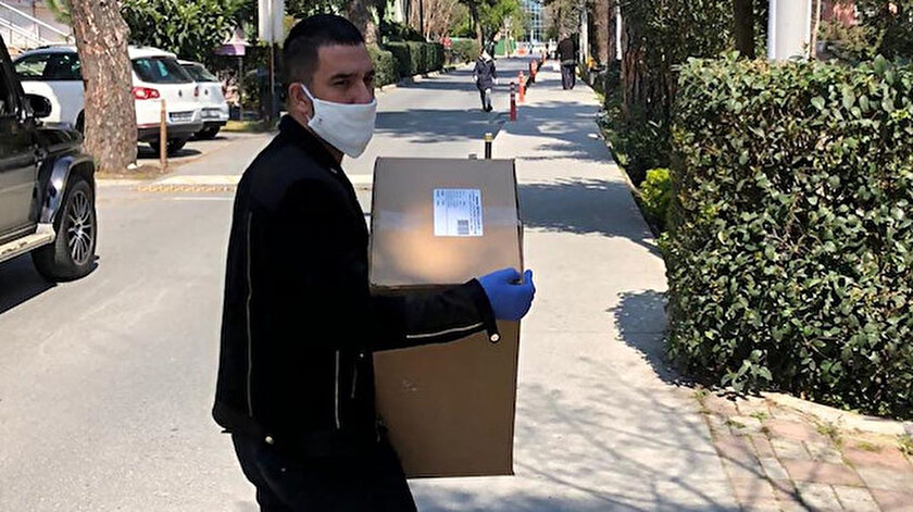 Arda Turan maske sözünü tuttu, dağıtıma başladı