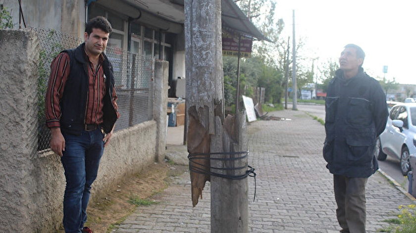 Ahşap telefon direği vatandaşlar tarafından kablo ile sarılarak sabitlendi.