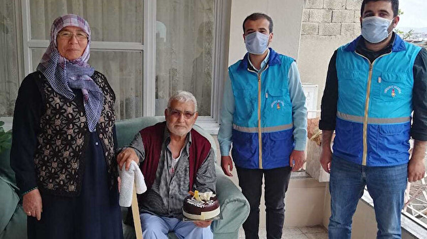 Durdu Amca’ya doğum günü sürprizi yapıldı.