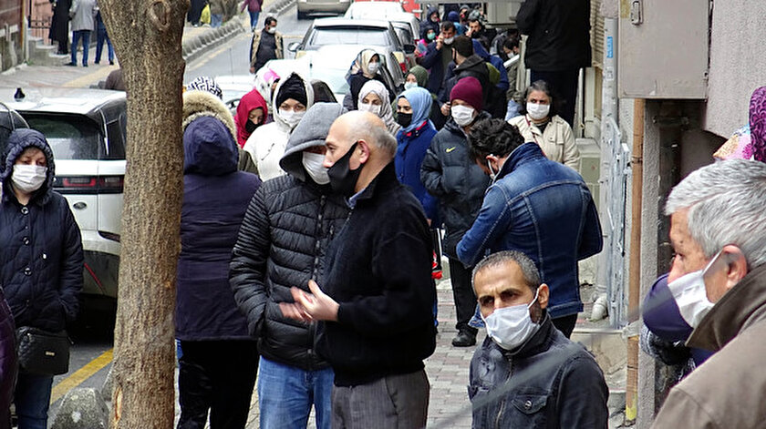 Istanbul Esenler Deki Ptt Onunde Kuyruk Uzadi Sosyal Mesafe Unutuldu