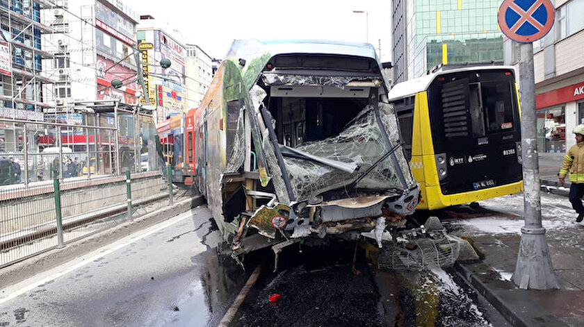 Sultangazi De Korkutan Anlar Tramvay Iett Otobusune Carpti