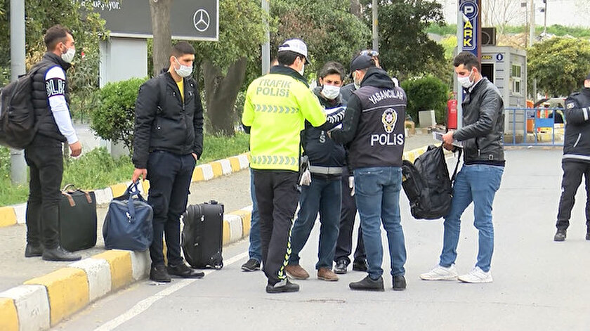 Otogarda "sahte seyahat izin belgesi" operasyonunda bilet alan 23 yolcu otobüsten indirildi.