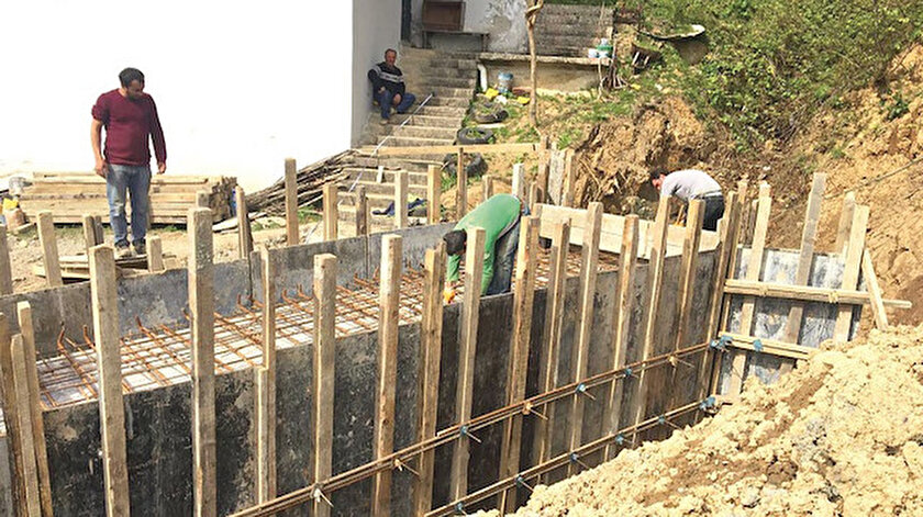 Trabzon Büyükşehir Belediyesi şehrin çeşitli yerlerindeki onarım çalışmalarını sürdürüyor.