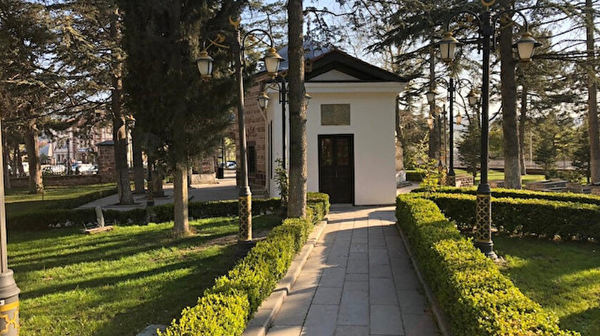 Türbe ilk defa bu kadar sessiz ve ziyaretçisiz kaldı.