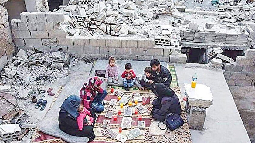 İdlibde hayatta kalma mücadelesi: Evlerinin enkazında iftar yapıyorlar