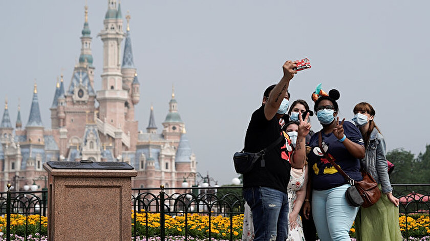 Çinde koronavirüs vakaları yeniden artarken Disneyland kapılarını açıyor