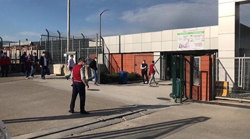 Servis araçlarından sosyal mesafeli olarak inen işçiler, fabrika girişinde termal ateş ölçerler ile kontrol edildi.