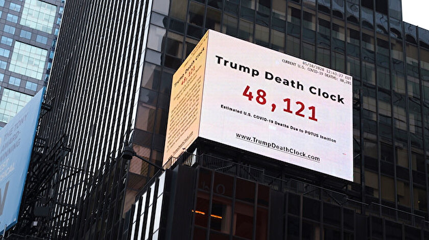 Trump Olum Saati New York Ta Times Meydani Na Koronavirus Olumlerini Sayan Ve Trump I Sorumlu Tutan Pano Asildi