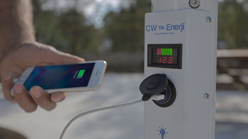 Güneşten korurken enerji de üretiyor.