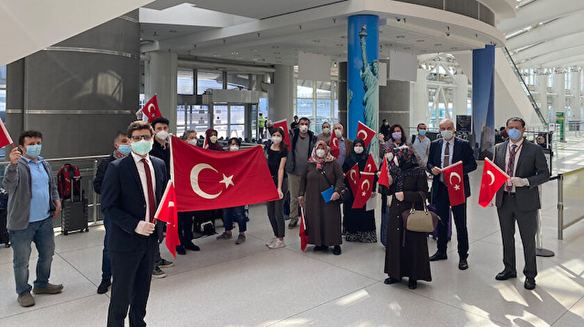 Abd De Kalan Turkler Icin Yeni Tahliye Seferleri Basladi Havalimanina Akin Ettiler
