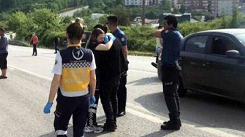 Sağlık personeli, yaralı olan ağabeyinin ayakta tedavisini sağlarken duygusal sahneler yaşandı.