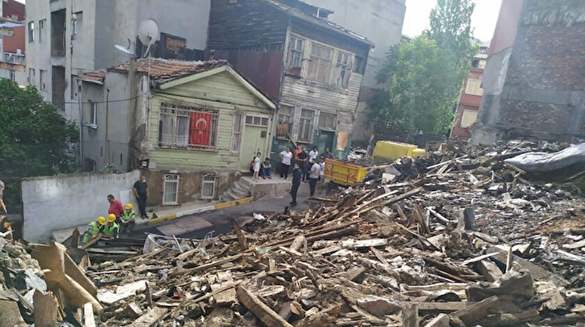 Greyderlerle enkazın kaldırılmasının ardından Beyoğlu Olay Yeri İnceleme Büro Amirliği ekipleri, içeride saatlerce inceleme yaptı.