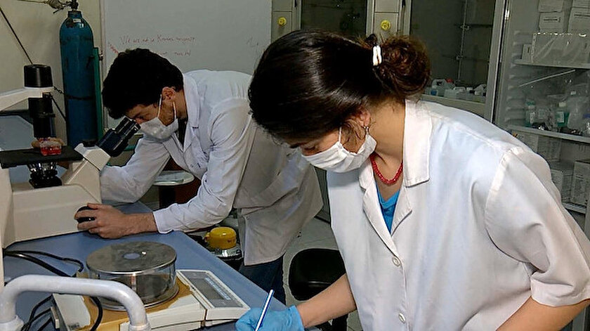 İstanbul Üniversitesi-Cerrahpaşa Viroloji Anabilim Dalı'nda doktora yapan 3 öğrencinin, koronavirüse karşı süren antikor testi ve aşı çalışmalarına TÜBİTAK ve YÖK destek verdi. 