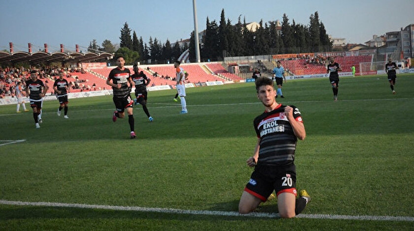 Genç oyuncu bu sezon 1. Lig'de çıktığı 27 maçta 7 gol kaydetti.