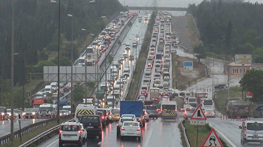 D-100 Karayolu, Tuzla mevkiindeki polis kontrol merkezinde araç trafiği oluştu.