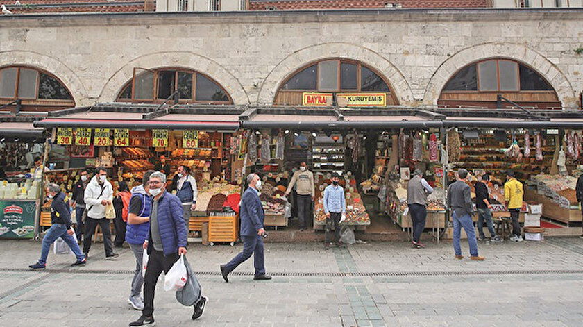 Eminönü’nde vatandaşlar bayram öncesi alışverişlerini tamamladı.