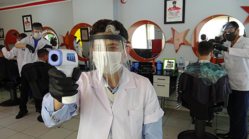 Dükkanda çalışan hemşire hem ateş ölçüyor hem de virüs ile ilgili alınan önlemlerle ilgili bilgiler de veriyor.