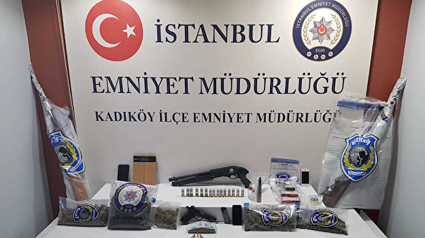 İş yerinde ve şüphelilerin evlerinde yapılan aramalarda birçok eşya ele geçirildi.