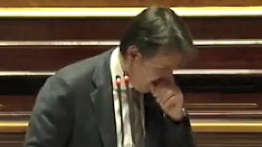 Conte’nin konuşması sırasında öksürmeye başladığı görüldü.