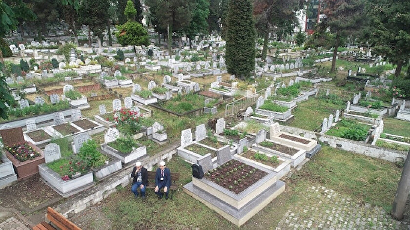 Bayram süresince asri mezarlıklarda görev alan ekipler, kabir ziyaretleri yapamayan vatandaşlar için bugün mezarlıklara giderek Kur’an-ı Kerim okudu.