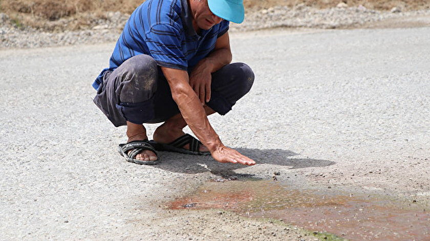Yolun orta kısmında ve farklı noktalarda kaynar halde gün yüzüne çıkan sıcak suyun ısısı, 70 derece olarak ölçüldü.