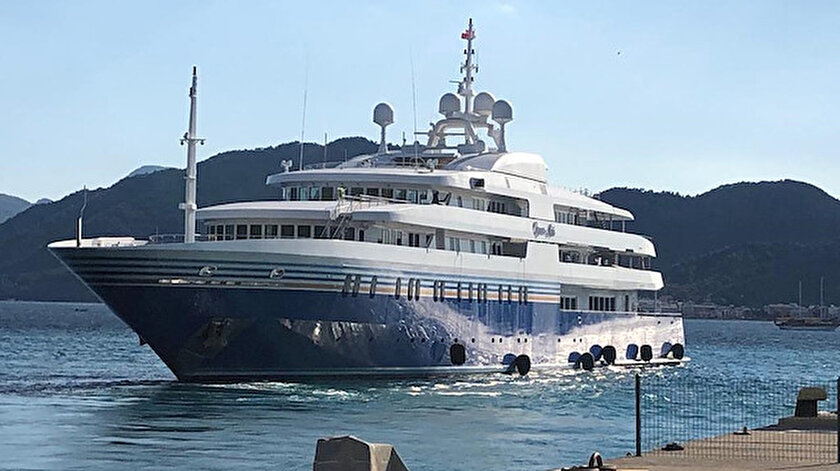 92 metrelik mega yat yakıt ikmali için Marmaris Limanına uğradı.