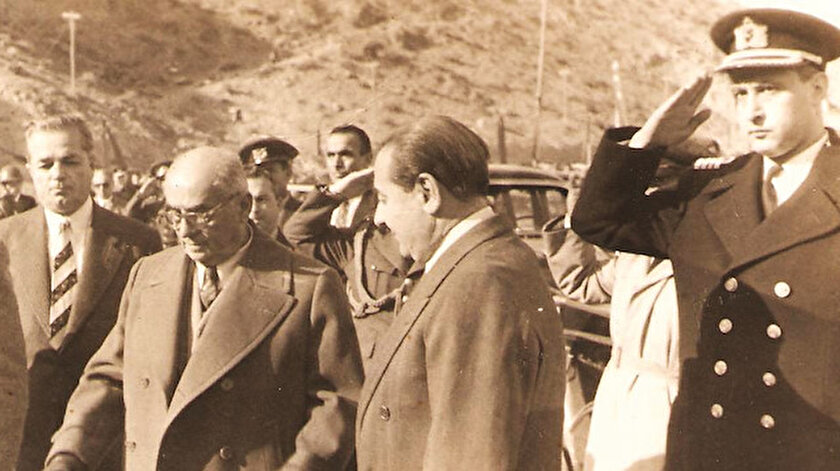 27 Mayıs’ı ‘kansız devrim’, ‘inkılap’, ‘ihtilal’ gibi kavramlarla meşrûlaştırmaya çalışanlara ateş püsküren Emre Oktay, “27 Mayıs, kanlı ve adi bir darbedir” diyor.