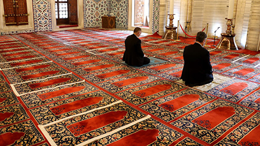 Cemaatin namaz kılabileceği alan bantlarla ayrıldı.
