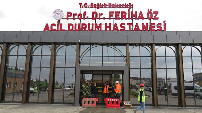 Sancaktepe'deki hastaneye 'Prof. Dr. Feriha Öz Acil Durum Hastanesi' yazılı yeni tabela takılmıştı.